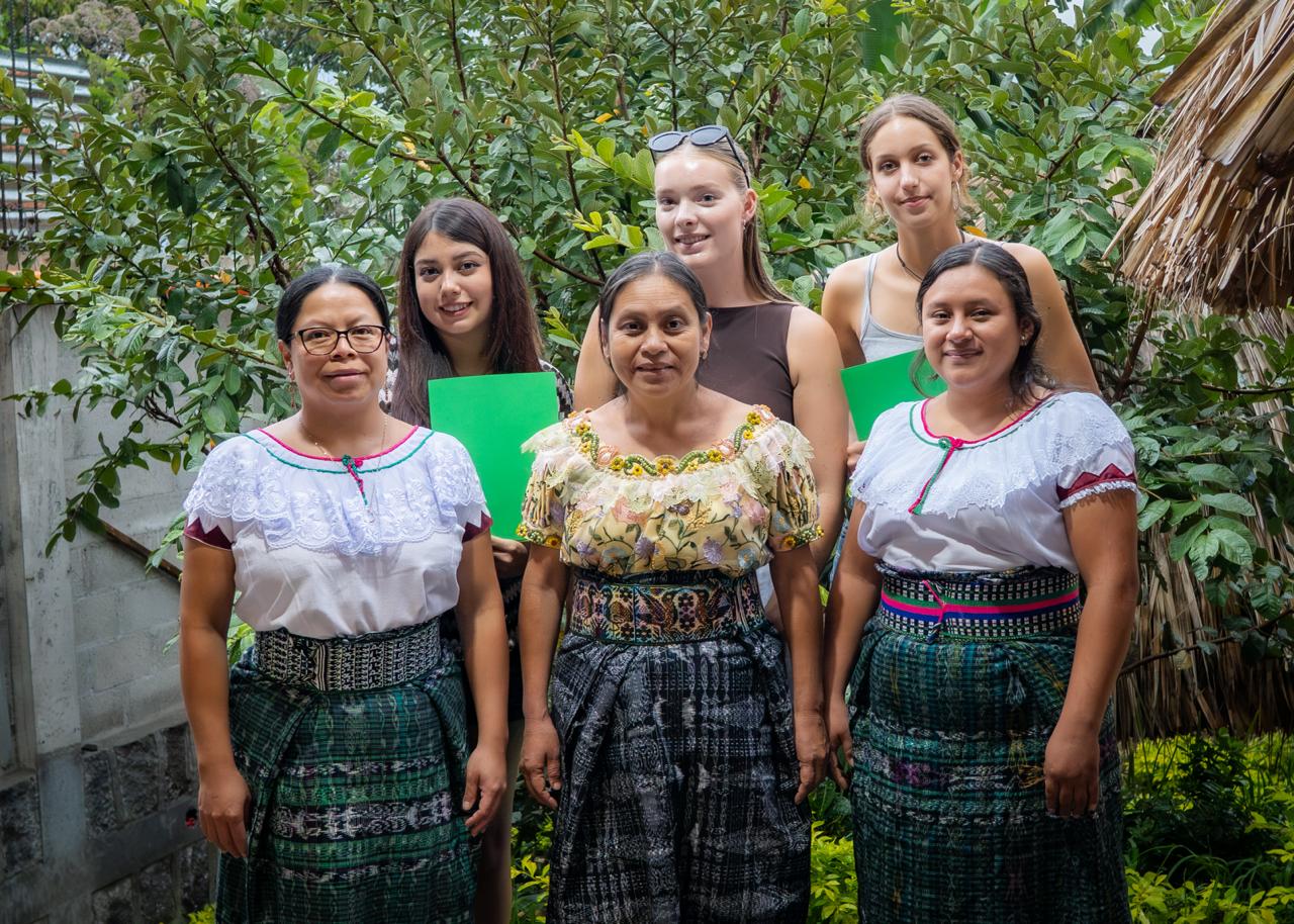 Profesoras y estudiantes de la escuela reunidas en San Pedro La Laguna