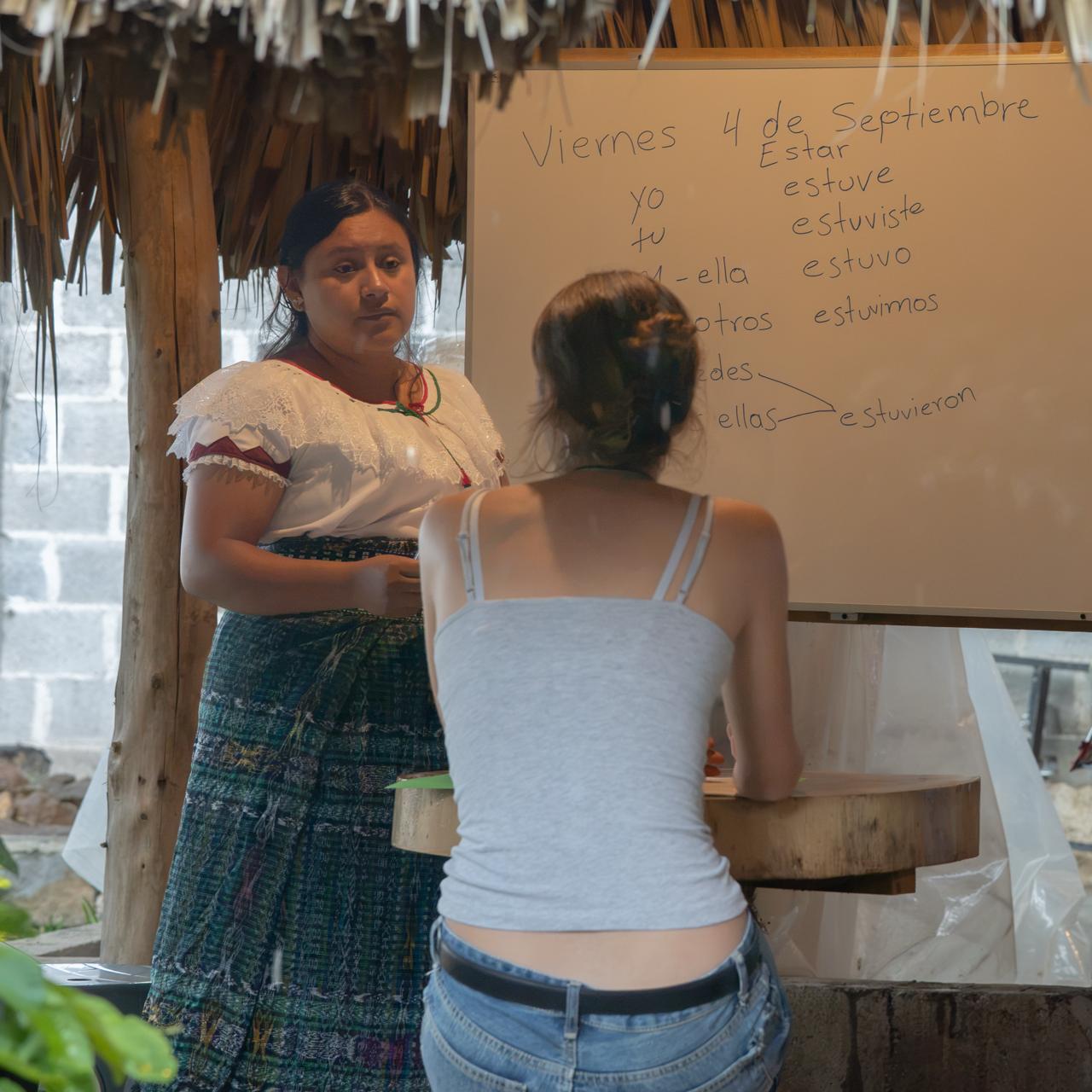 Estudiante practica español con una tarea