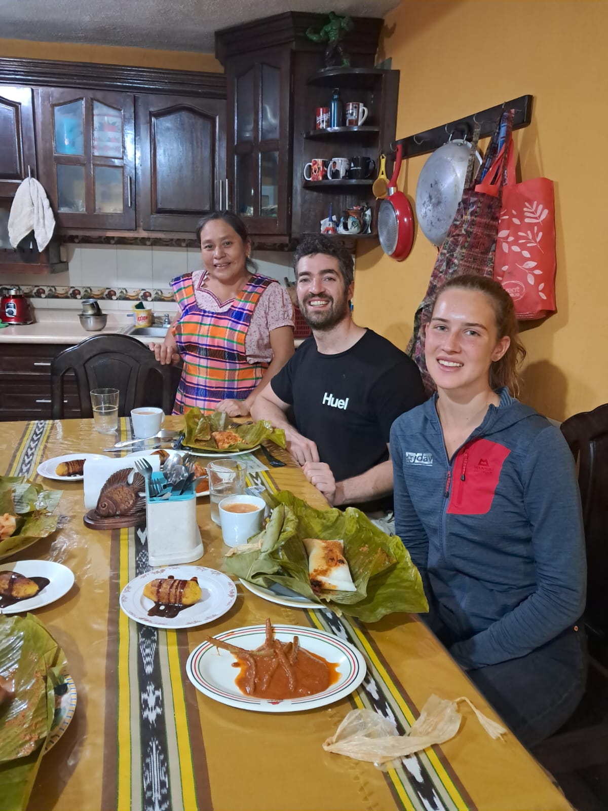 Estudiantes participan en una experiencia de cocina guatemalteca
