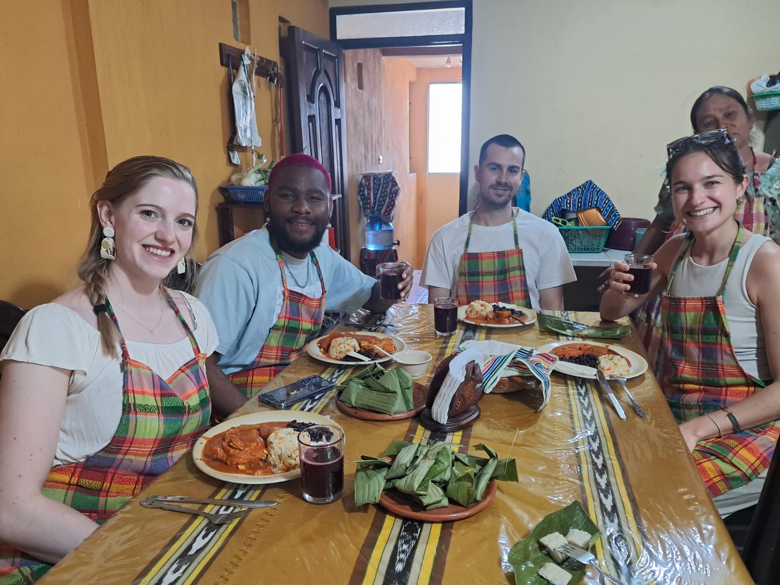 Participantes comparten una actividad de cocina