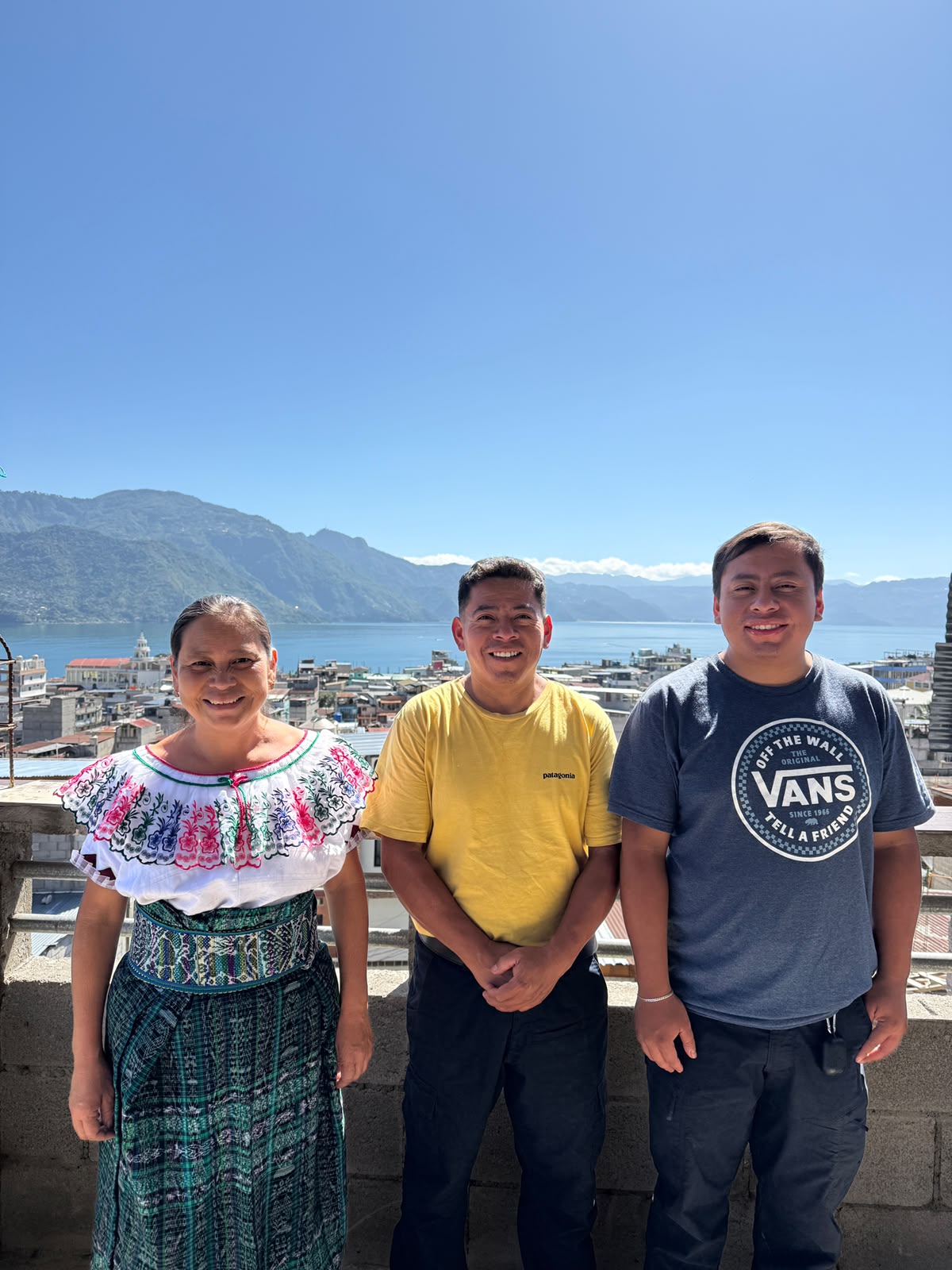 Familia anfitriona comparte su hogar con estudiantes