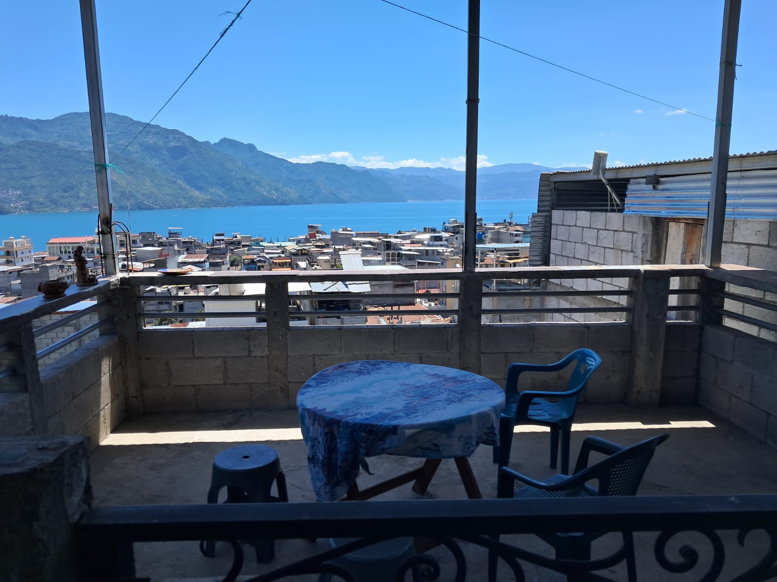 Vista de San Pedro La Laguna y el paisaje que rodea la escuela