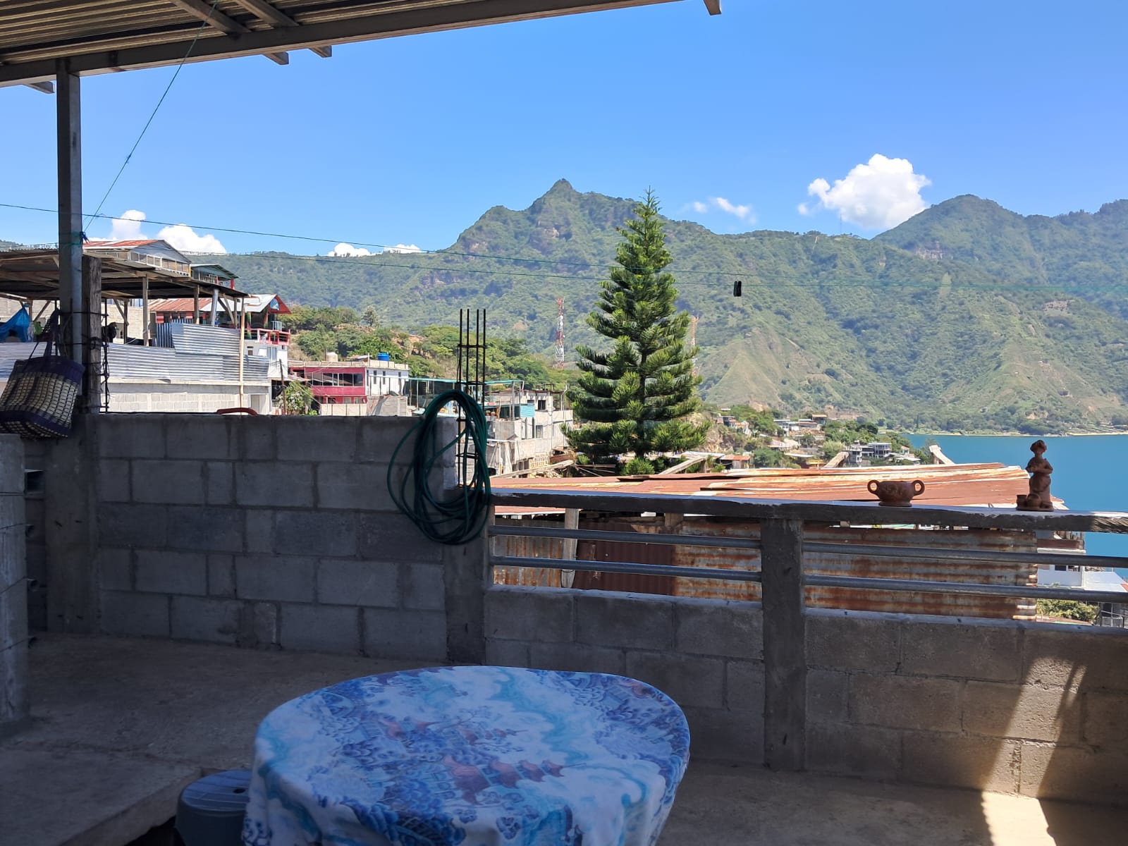 Vista desde la escuela hacia el paisaje de San Pedro La Laguna